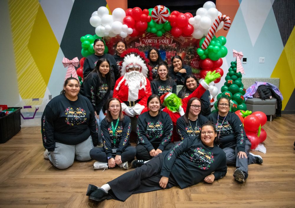 12.08 Holiday Stroll